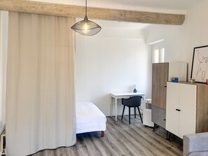 1 quarto, escrivaninha, ferros/tábuas de passar roupa, berço de viagem