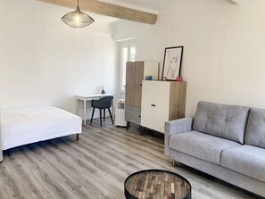 1 間睡房、書桌、熨斗/熨衫板、可攜式嬰兒床