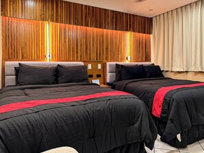 Une chambre d’hôtel avec deux lits, des lambris en bois sur les murs et une fenêtre avec des rideaux.