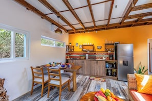 Kühlschrank, Mikrowelle, Herdplatte, Wasserkocher mit Kaffee-/Teezubehör