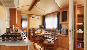 Kühlschrank, Hochstuhl, Kochgeschirr/Geschirr/Besteck