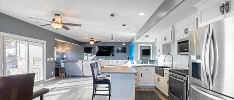 Mikrovågsugn, ugn, spishäll och diskmaskin