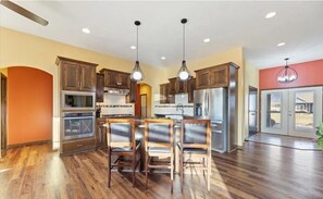 Microondas, horno, parrilla de estufa y lavavajillas 