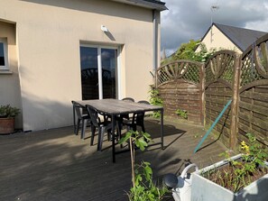 Outdoor dining - Pavillon Avec Terrain (Montebourg)
