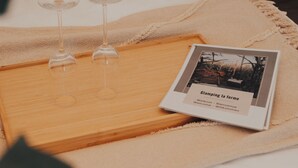 A wooden tray with three wine glasses and a framed welcome sign. - Glamping La Ferme Tent II (Ingelmunster)