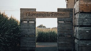 A wooden sign with the text "Glamping la Ferme" above a rustic entrance. - Glamping La Ferme Tent II (Ingelmunster)