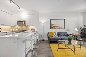 Fridge, microwave, oven, stovetop - Newly Furnished 1BR Suite w Balcony & Free Parking (Mississauga)