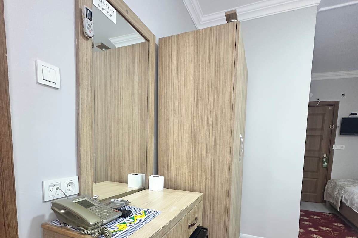 Comfort driepersoonskamer | Een minibar, een laptopwerkplek, verduisterende gordijnen