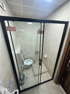 Comfort driepersoonskamer | Badkamer | Een douche, een hydromassagedouche, handdoeken, zeep