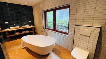 Apartment, 1 Schlafzimmer, Terrasse, Gartenblick | Badezimmer | Bademäntel, Toilettenpapier