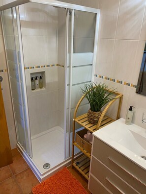 Shower, hair dryer, towels, soap - Vista do Topo- Apartment (Povoacao)
