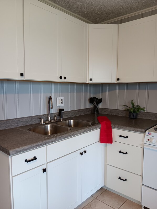 Fridge, microwave, oven, stovetop - Modern Lakefront Condo with pool. Only 10 min from Bathhouse Row. (Hot Springs)