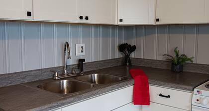 Modern Lakefront Condo with pool. Only 10 min from Bathhouse Row.