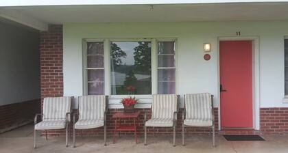 Modern Lakefront Condo with pool. Only 10 min from Bathhouse Row.