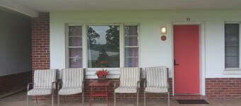 Modern Lakefront Condo with pool. Only 10 min from Bathhouse Row.