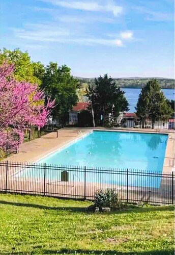 Modern Lakefront Condo with seasonal pool. Only 10 min from Bathhouse Row. 