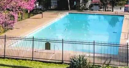 Modern Lakefront Condo with seasonal pool. Only 10 min from Bathhouse Row.