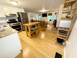 Refrigerador, microondas, horno y parrilla de estufa