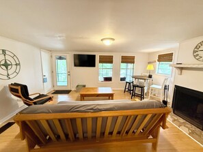 Smart-TV, Kamin, Tischtennisplatte