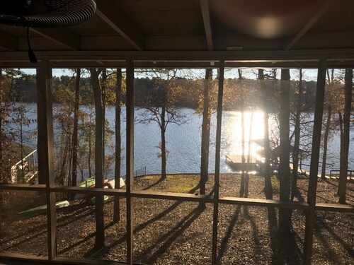 Lake Sinclair cottage! Open water views, 2BR/1BA, kayaks, dock access.Near ramps