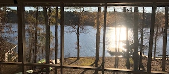 Lake Sinclair cottage! Open water views, 2BR/1BA, kayaks, dock access.Near ramps