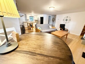 Smart TV, chimenea y tenis de mesa