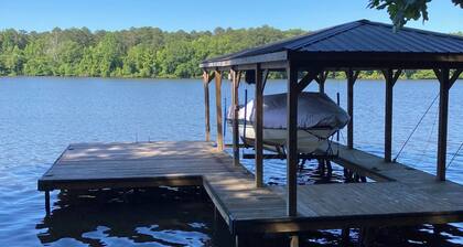 Lake Sinclair cottage! Open water views, 2BR/1BA, kayaks, dock access.Near ramps