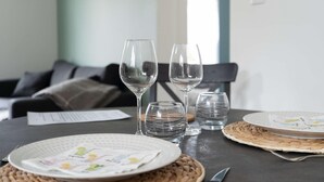 A dining table with three wine glasses, a small glass of water, and a plate with a floral design. - Detached house with jacuzzi (La Sauvetat-du-Dropt)