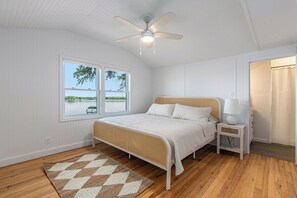 5 bedrooms, iron/ironing board, WiFi, bed sheets - Esther House - Beautiful, Newly Renovated Lakehouse on Paw Paw Lake (Watervliet)