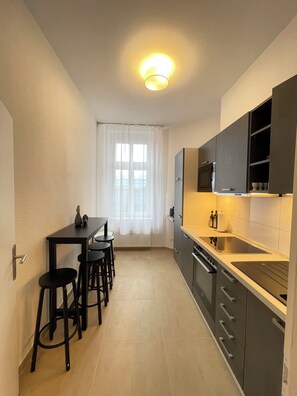 Jääkaappi, mikroaaltouuni, uuni, liesi