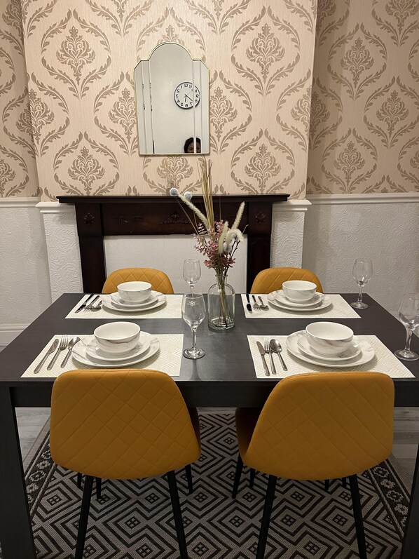 House | Dining - Remarkable 3-bed House in Liverpool (Liverpool)