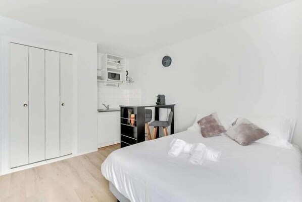 Iron/ironing board, internet, bed sheets