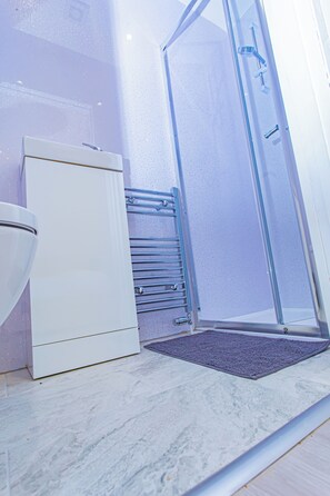 Ducha, artículos de tocador gratuitos, secador de pelo, toallas