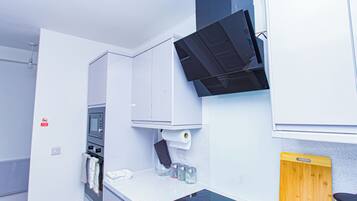 House | Private kitchen | Fridge, microwave, oven, stovetop