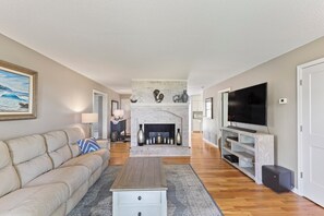 Smart TV - Tranquil Wooded Retreat Overlooking Truman Lake only 2 minutes from Warsaw, MO  (Warsaw)