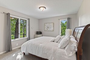 4 bedrooms, desk, iron/ironing board, WiFi - Tranquil Wooded Retreat Overlooking Truman Lake only 2 minutes from Warsaw, MO  (Warsaw)