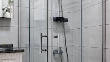 Shower, pancuran hujan, perlengkapan mandi gratis, dan pengering rambut