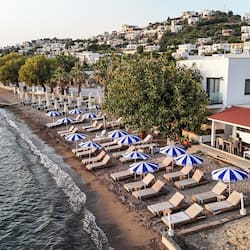 Plage privée, cabines gratuites, navette pour la plage, chaises longues