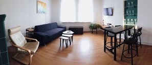 Smart-TV, Kamin, Bücher