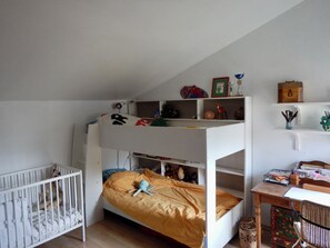 4 bedrooms, iron/ironing board, WiFi, bed sheets