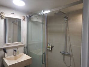 Dusche, Haartrockner, Toilettenpapier