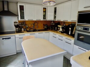 Microwave, oven, stovetop, dishwasher - Maison Avec Piscine Proche Paris et Disney (Émerainville)