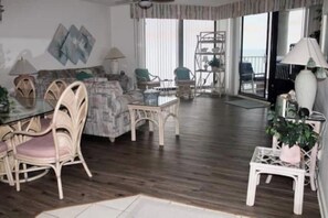 Living area - Romantic, Comfy, Beach Condo W/ Majestic Views! (Murrells Inlet)