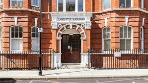 A red brick building with a sign reading "ILCHESTER MANSIONS". - Kensington Tranquility: Elegant Two-Bed Retreat (London)