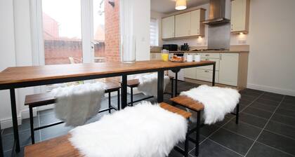 Cohost Partners Spacious 5-Bed Home in Newport