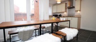 Cohost Partners Spacious 5-Bed Home in Newport