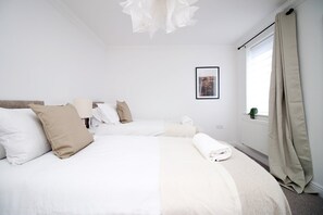 5 bedrooms, desk, iron/ironing board, WiFi