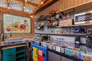 Réfrigérateur, micro-ondes, plaque de cuisson, cafetiÚre/bouilloire