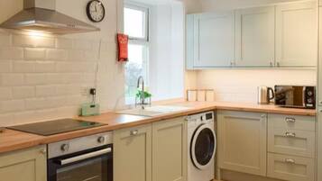 Apartment | Private kitchen | Fridge, microwave, oven, stovetop