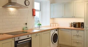 Appartamento | Cucina privata | Frigorifero, microonde, forno, piano cottura